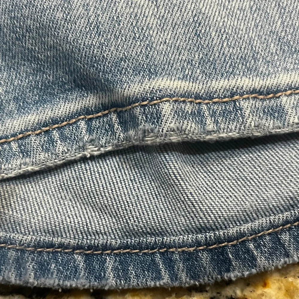 American Eagle Low-Rise Baggy Denim Shorts Medium Blue Womens Size 6 Distressed